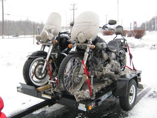 Transporter sa moto sur une remorque ouverte en hiver